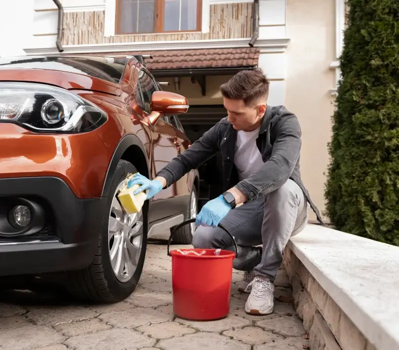 Lavage auto à domicile Château-Chervix : professionnel intervenant sur un véhicule